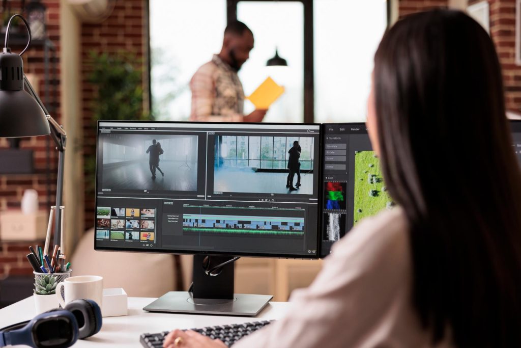 Mujer editando un video en su ordenador